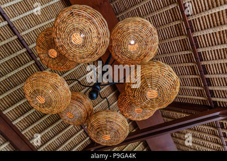 Les feux de paille. Restaurant l'intérieur. Des matériaux naturels. Bali, Indonésie. Banque D'Images