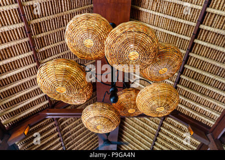 Les feux de paille. Restaurant l'intérieur. Des matériaux naturels. Bali, Indonésie. Banque D'Images