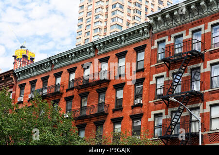 Manhattan, New York. À la recherche jusqu'au Bâtiments sur 9e Avenue dans le gouvernement Clinton / Hell's Kitchen, Quartier gratte-ciel à nouveau contrastées Banque D'Images