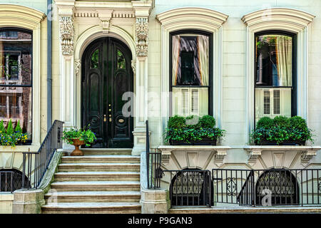 Brooklyn, NY, Brooklyb Heights, États-Unis d'Amérique. Jusqu'à un élégant à la maison de grès brun. Banque D'Images