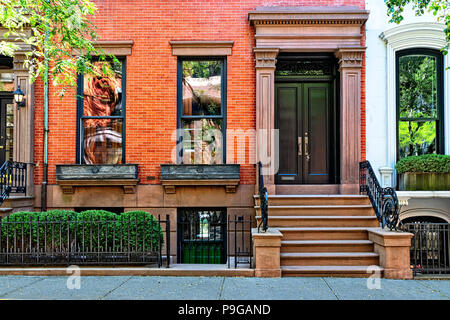 Brooklyn, NY, Brooklyb Heights, États-Unis d'Amérique. Jusqu'à un élégant à la maison de grès brun. Banque D'Images