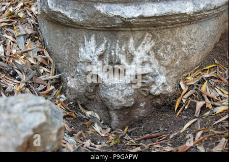 Ancien pot en pierre avec moulures décoratives sur le terrain Banque D'Images