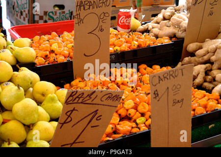 Les étals de marché avec divers fruits et légumes Banque D'Images