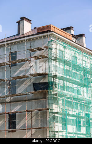 Reconstruction de l'immeuble. Ville d'échafaudages de façade et de protection mesh Banque D'Images