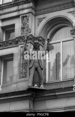 Statue de Sir Paul McCartney sur la dure journée de Nuit Hotel, Liverpool, Merseyside, England, UK Banque D'Images