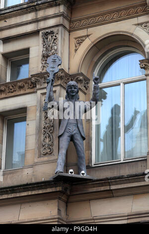 Statue de Sir Paul McCartney sur la dure journée de Nuit Hotel, Liverpool, Merseyside, England, UK Banque D'Images