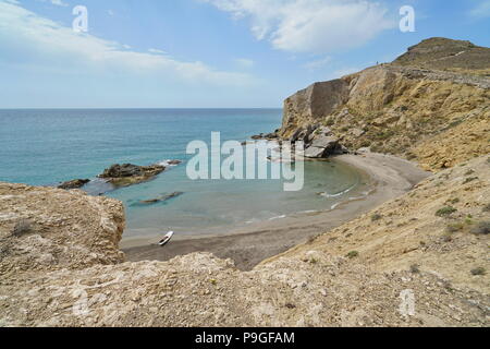 Plage de sable fin et côtes rocheuses, los Amarillos Cala dans le parc naturel Cabo de Gata-Níjar, mer méditerranée, Almeria, Andalousie, Espagne Banque D'Images