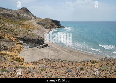 Plage de sable isolée sur la côte rocheuse dans le parc naturel Cabo de Gata-Níjar, Playa del Barronal, mer méditerranée, Almeria, Andalousie, Espagne Banque D'Images