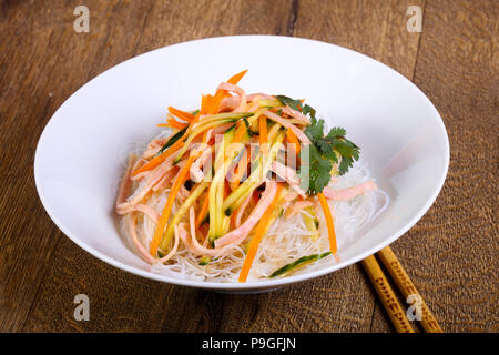 Vith salade de nouilles, légumes et bacon Banque D'Images