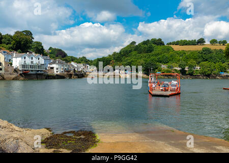 Fowey Cornwall England 14 Juillet 2018 Avis de l'autre côté de la rivière Fowey de Bodinnick, montrant le car-ferry Banque D'Images