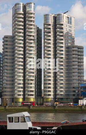 Nouveaux immeubles encore en construction par la Tamise à Londres, en Angleterre. Vu de Millbank à travers le fleuve. Banque D'Images