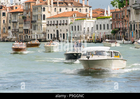 L'Europe, Italie, Vénétie, Venise. Peu de bateaux à nager sur Canale Grande (Grand Canal) à Venise près de Ponte dell'Accademia, rubrique Ponte di Rialto. Banque D'Images