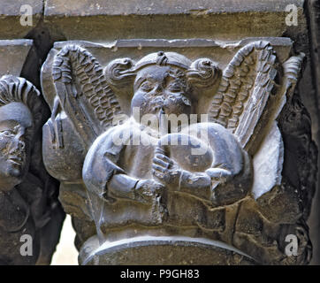 Capitale de l'une des galeries du cloître gothique construite entre (1387 - 1401) représentant une… Banque D'Images