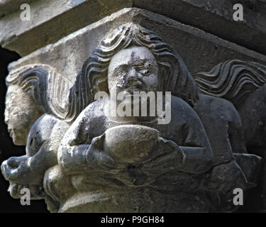 Capitale de l'une des galeries du cloître gothique construite entre 1387-1401. Figure féminine wit… Banque D'Images