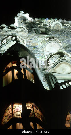 Détail de la partie supérieure de la Casa Batllo est éclairée la nuit, Antoni Gaudí i Cornet (1852 - 1926). Banque D'Images