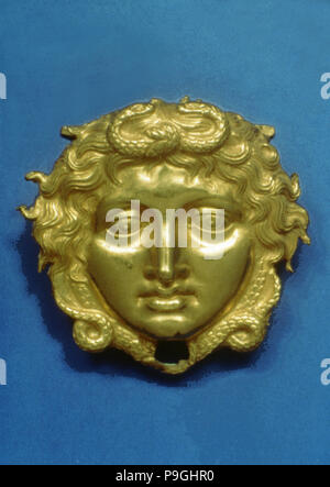 La tête de la Gorgone Méduse en gaufrage or, morceau de la tombe royale à Vergina (350 BC). Banque D'Images