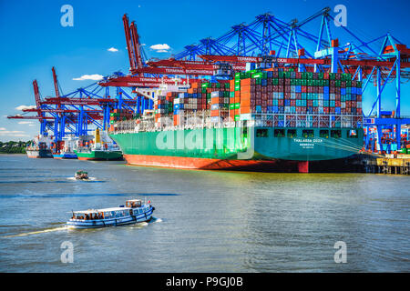 Porte-conteneurs dans le port de Hambourg, Allemagne, Europe Banque D'Images