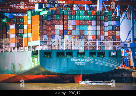 Porte-conteneurs dans le port de Hambourg, Allemagne, Europe Banque D'Images