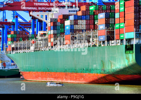 Porte-conteneurs dans le port de Hambourg, Allemagne, Europe Banque D'Images