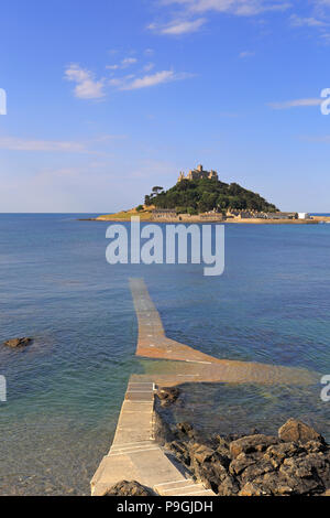 St Michael's Mount et la cale à marée haute dans la région de Mount's Bay, près de Penzance, Cornwall Marazion, England, UK. Banque D'Images