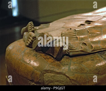 Sarcophage des époux, faite à l'époque étrusque en terre cuite, détail des pieds et les chaussures. Banque D'Images