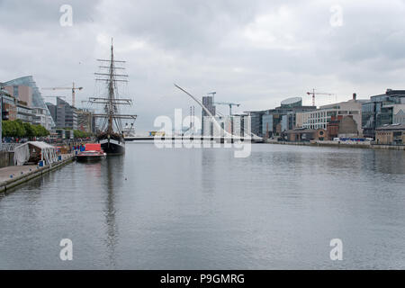 Vieux gréement sur la rivière Liffey, Samuel Beckett Bridge et la CCD, Dublin, Irlande Banque D'Images