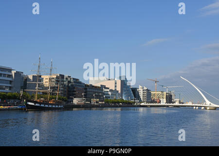 Bateau à voile sur la rivière Liffey, Samuel Beckett Bridge et le CCD à Dublin, Irlande Banque D'Images