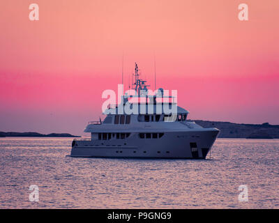 Le Super yacht 90 Badido à l'ancre dans la baie de San Antonio, Ibiza, Baléares, Espagne Banque D'Images