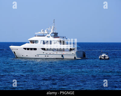 Le Super yacht 90 Badido à l'ancre dans la baie de San Antonio, Ibiza, Baléares, Espagne Banque D'Images