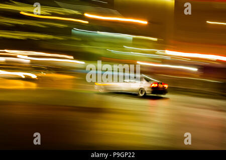 Motion Blur comme un véhicule au centre-ville de Calgary à la nuit. Banque D'Images