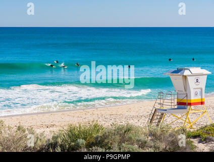 Les surfeurs à Scarborough Beach, Perth, Australie occidentale Banque D'Images