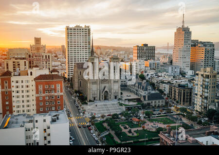 Belle vue sur la ville au coucher du soleil en sereine emblématique cité de San Francisco en Californie aux États-Unis, l'architecture classique et les bâtiments modernes avec vue sur le parc de la ville Banque D'Images