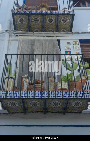 Fenêtre bâtiment avec mur peint en blanc Banque D'Images