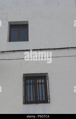 Fenêtre bâtiment avec mur peint en blanc Banque D'Images