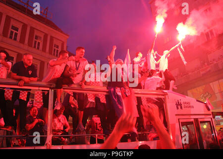 ZAGREB, CROATIE - Juillet 16, 2018 : l'équipe de football croate arrivant par la foule avec le bus sur welcome home célébration le Ban Jelacic carré dans Z Banque D'Images