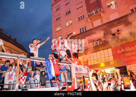 ZAGREB, CROATIE - Juillet 16, 2018 : l'équipe de football croate arrivant par la foule avec le bus sur welcome home célébration le Ban Jelacic carré dans Z Banque D'Images