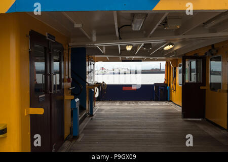 À partir de la Mersey Ferry vers Birkenhead Banque D'Images