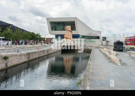 Vue sur le musée de Liverpool à travers un canal à Liverpool Waterfront Banque D'Images