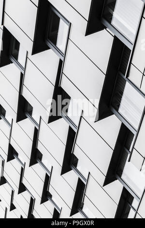 L'architecture moderne abstrait arrière-plan vertical, angles, murs d'acier brillant avec windows Banque D'Images