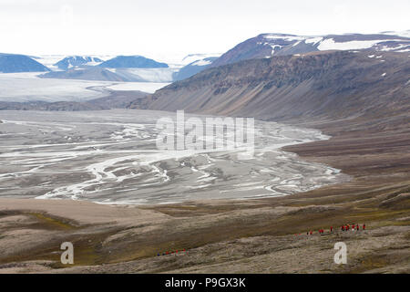 Les touristes et une rivière tressée en arctique de Svalbard Banque D'Images