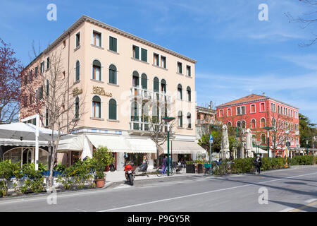 Scène de rue locaux Lido di Venezia avec boutiques, restaurants, l'Hôtel Cristallo Hotel New et Reiter, Gran Viale Santa Maria Elisabeta, Lido, Venise, Vene Banque D'Images