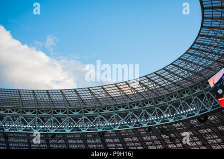 Le toit de du stade Luzhniki, pendant la demi-finale de la Coupe du Monde 2018 entre la Croatie et l'Angleterre. Banque D'Images