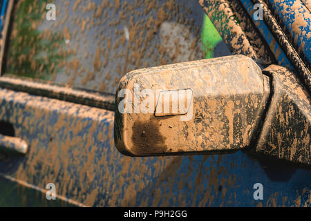 Fragment de voiture sale dans les zones rurales, close-up Banque D'Images