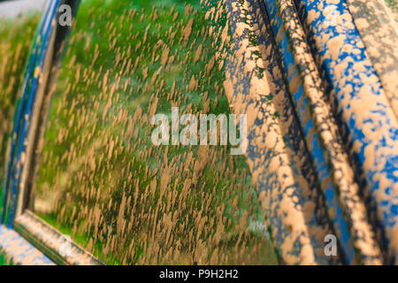 Fragment de voiture sale dans les zones rurales, close-up Banque D'Images