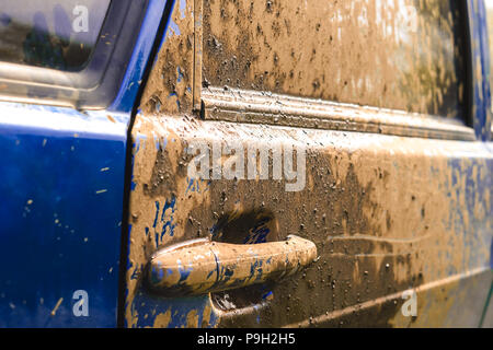 Fragment de voiture sale dans les zones rurales, close-up Banque D'Images