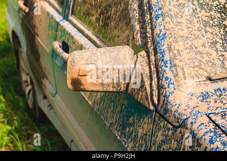 Fragment de voiture sale dans les zones rurales, close-up Banque D'Images