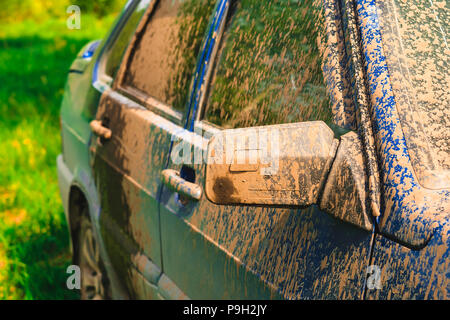 Fragment de voiture sale dans les zones rurales, close-up Banque D'Images