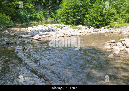 Tour à Shapsugskaya zone anomale - Ford sur Adegoy dans la rivière Abinsk contreforts des montagnes du Caucase dans la région du Kouban de Russie Banque D'Images