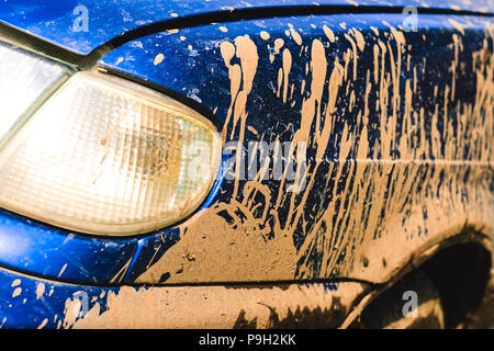 Fragment de voiture sale dans les zones rurales, close-up Banque D'Images