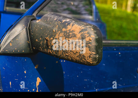 Fragment de voiture sale dans les zones rurales, close-up Banque D'Images